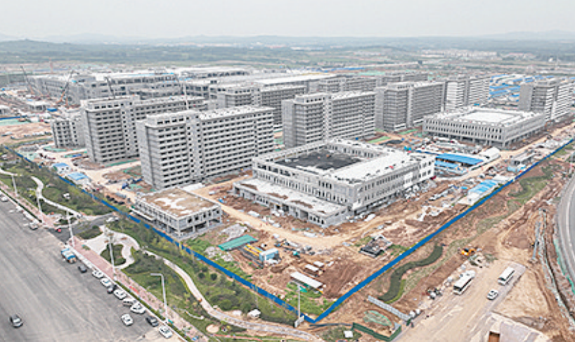 青島新型顯示產(chǎn)業(yè)園 走在前，開新局，力爭(zhēng)2024年末產(chǎn)值突破500億元